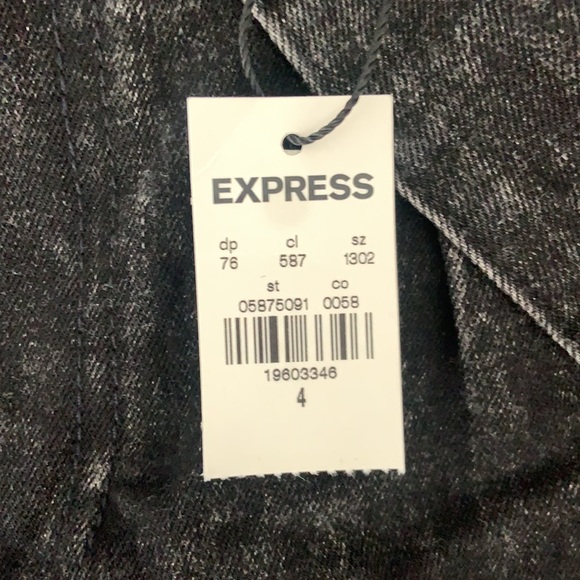 Never worn with tags, express high waisted black washed shorts - Picture 3 of 3